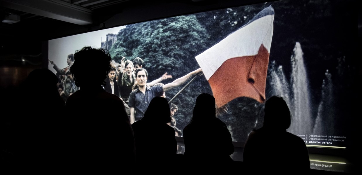 Grâce à l’intelligence artificielle, cette exposition immersive plonge le visiteur au cœur de l’été 1944, des débarquements de Provence et Normandie à la Libération de Paris (Musée de l’Armée — Iconem)