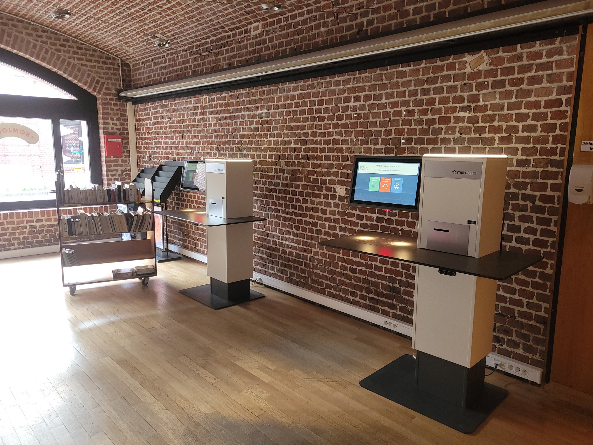 Automates-libre-service-lecteurs-RFID-tablettes-Nedap-devoile-nouveautes-bibliotheques