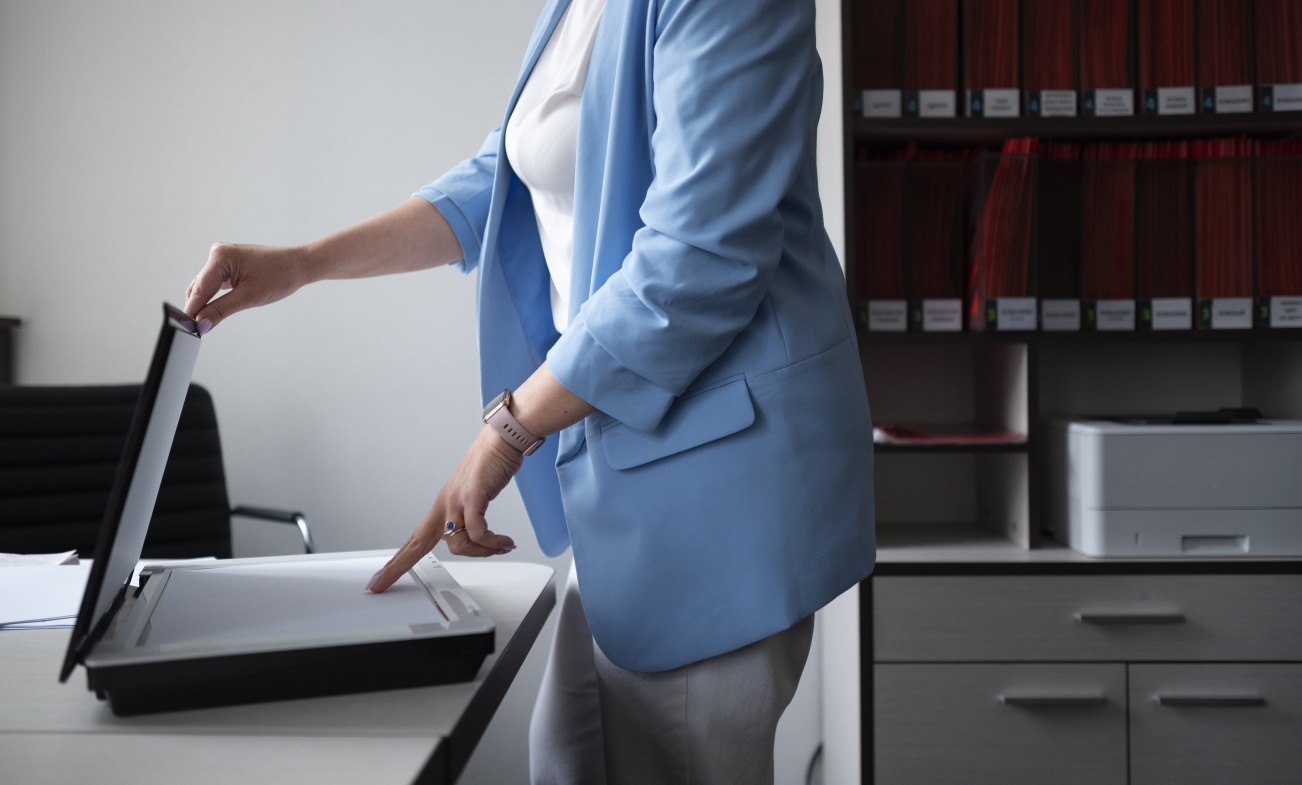 femme-scanner-document-professionnelle