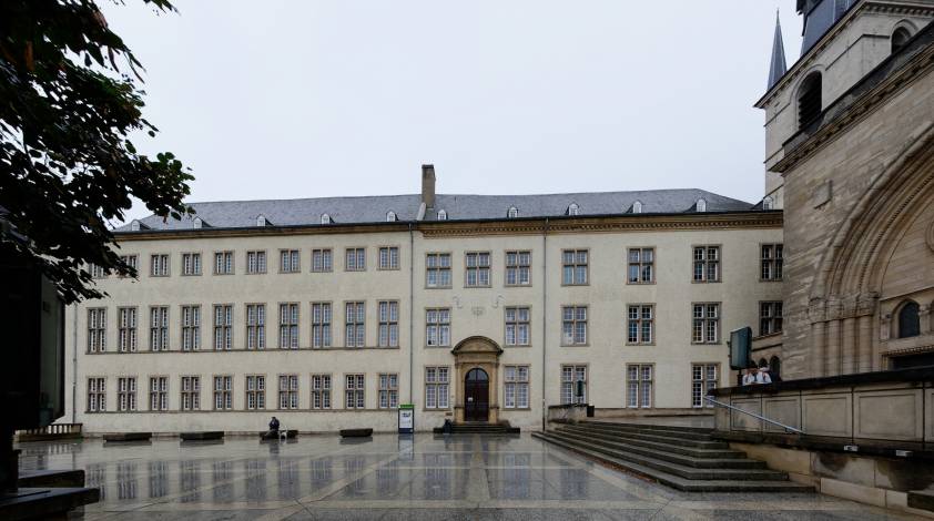 La Bibliothèque nationale du Luxembourg (BnL), qui coordonne un réseau de 85 bibliothèques, est la plus grande bibliothèque culturelle, scientifique et de recherche au Luxembourg. (Wikipedia/Michael Kramer) bibliotheque-luxembourg