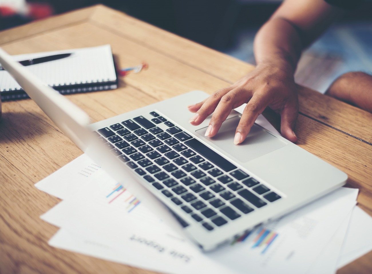 Kodak Alaris vous donne rendez-vous le 28 janvier à 11h pour un webinaire inédit dédié au Traitement Intelligent des Documents (IDP). (Freepik/jcomp) bureau-ordinateur-collaboratice-main-femme-document