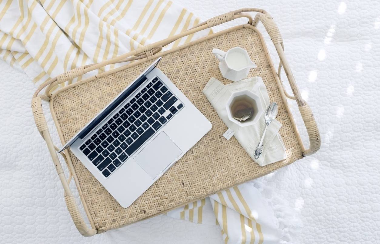 Le saviez-vous ? 15 % à 20 % des salariés sont concernés par le télétravail ! Et il faut aussi considérer la population en mobilité, une même personne pouvant connaître les deux situations. (Photo via Visualhunt) ordinateur-lit