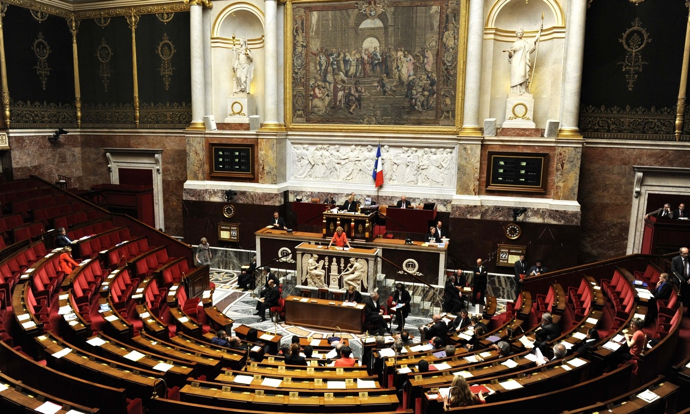 Les informations mises à disposition par Pappers Politique sont issues des portails open data de l'Assemblée nationale (en photo), du Sénat et de l'Union européenne. (Wikipedia/Ministère français de l'Enseignement supérieur et de la Recherche) pappers-politique-veille