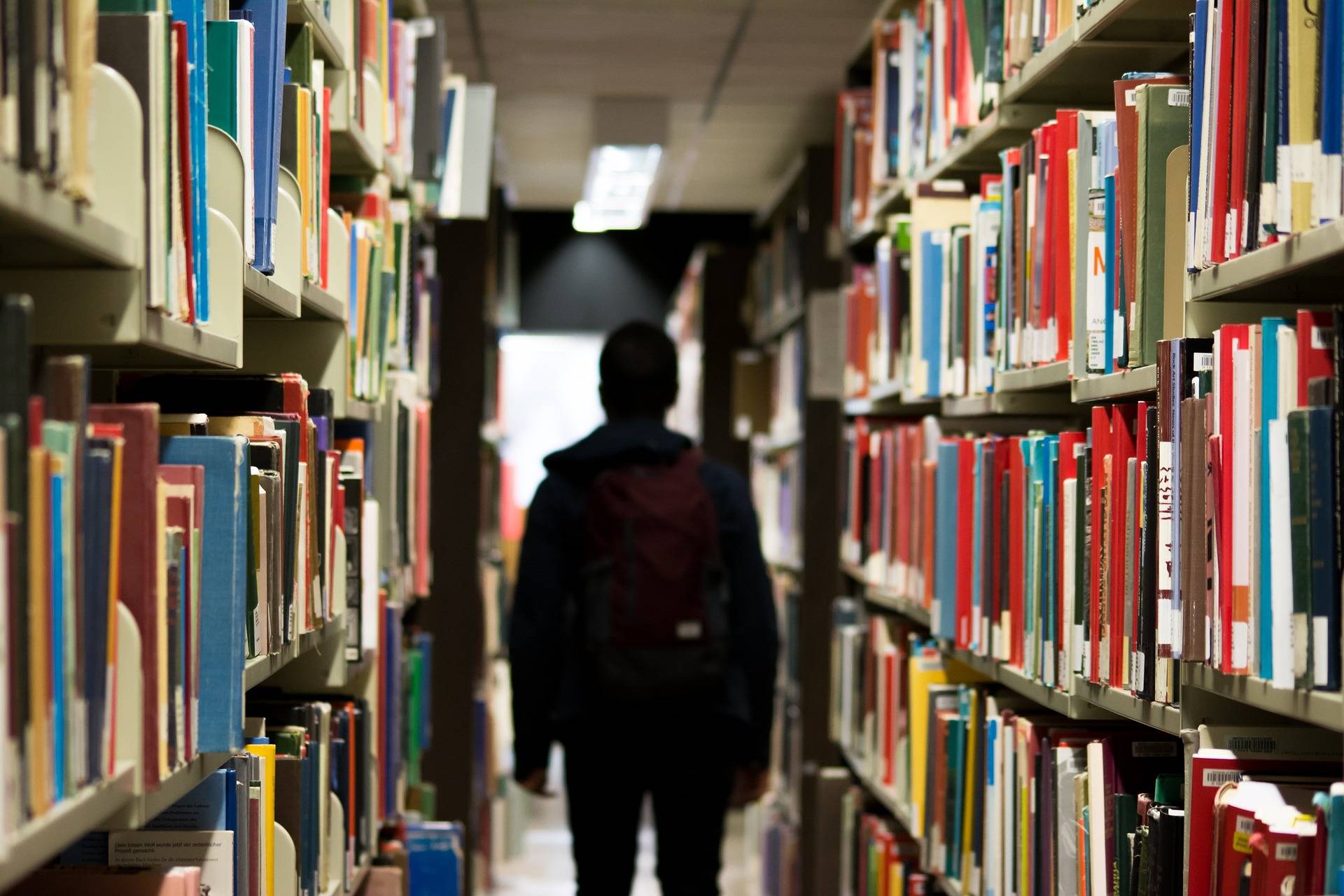 En octobre dernier, la bibliothèque publique de Boston a elle aussi supprimé les frais pour les retardataires de moins de 18 ans. (Illustration Pixabay/StockSnap) bibliotheque-usager