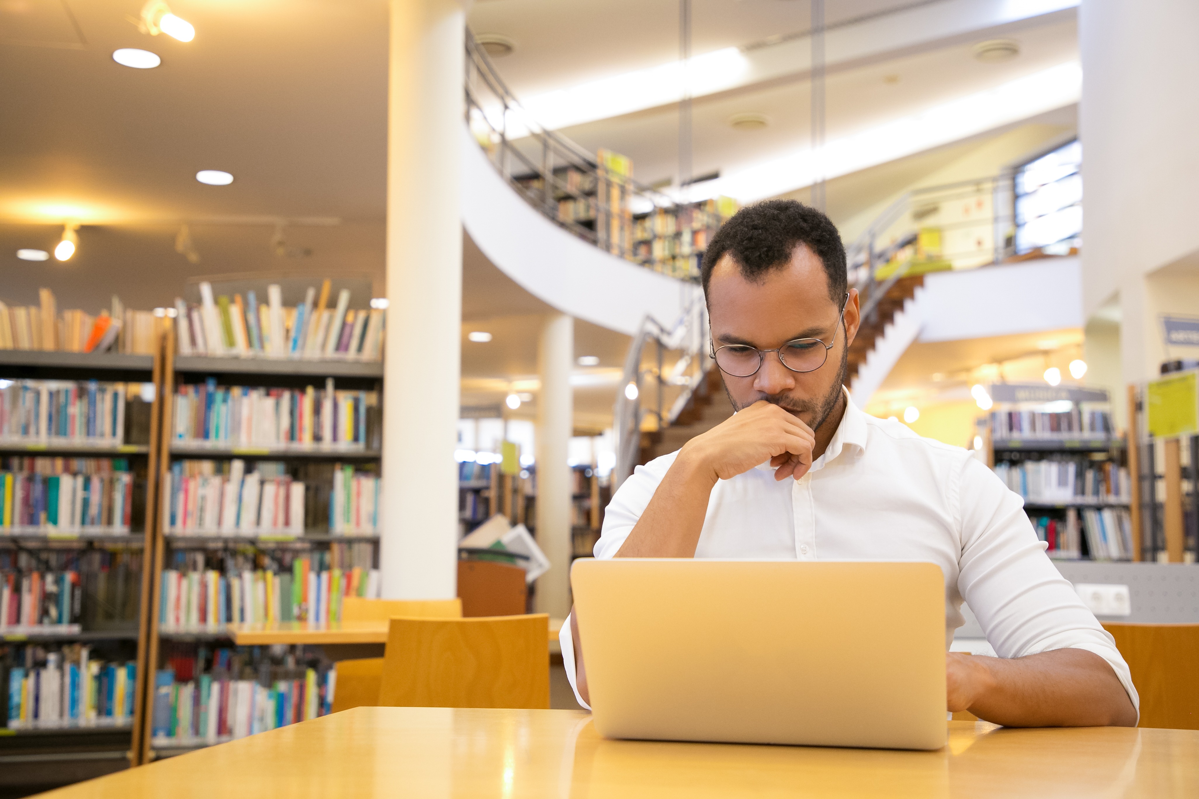 La bibliothèque connectée, enjeu majeur pour fidéliser les usagers. (Source : Freepik) bibliotheque-connectée-lecture