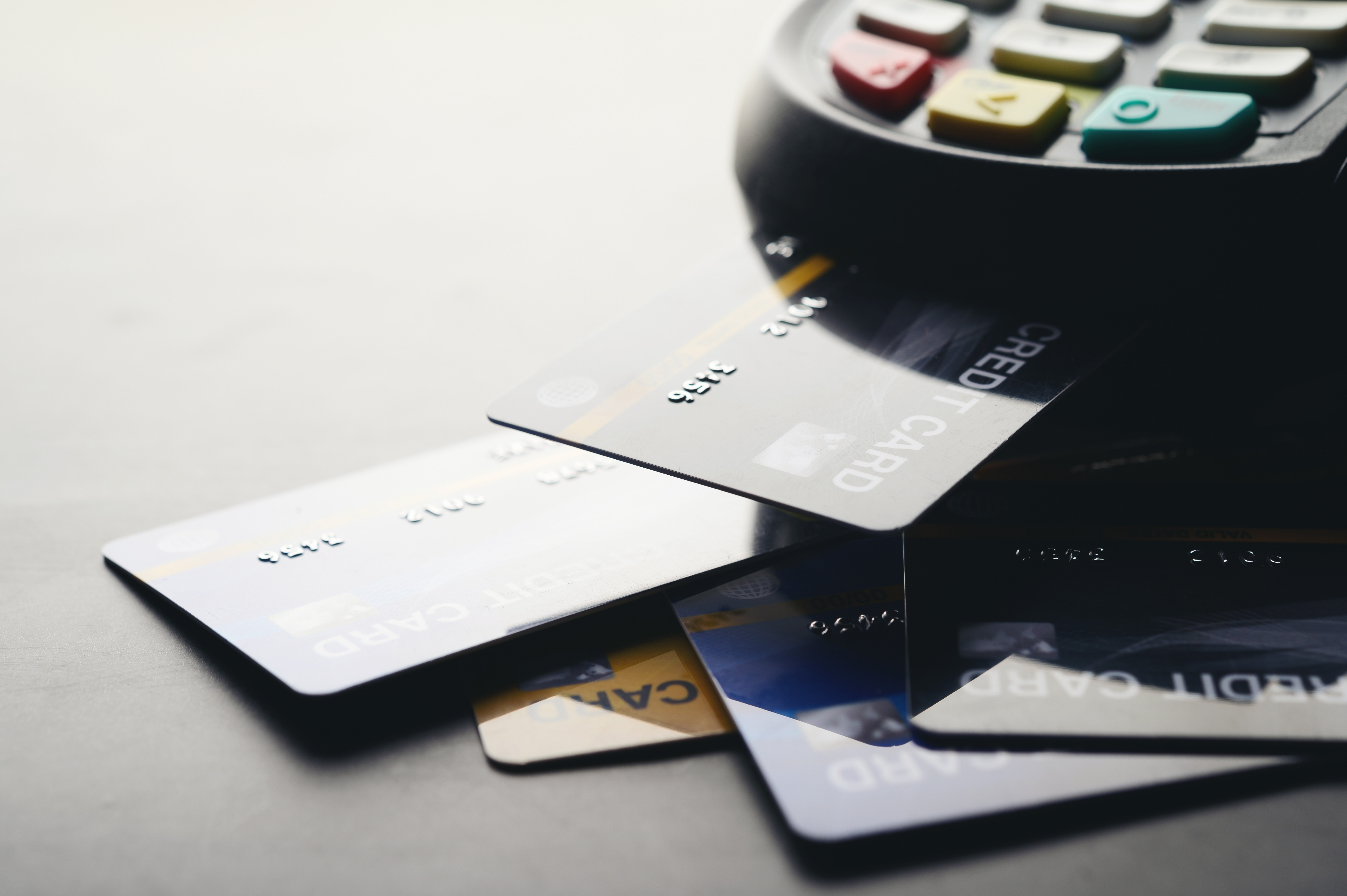 Votre carte bancaire est perdue ou volée ? Découvrez les réflexes indispensables pour bloquer les paiements et sécuriser votre compte sans stress ! (Freepik) perte-ou-vol-carte-bancaire-que-faire