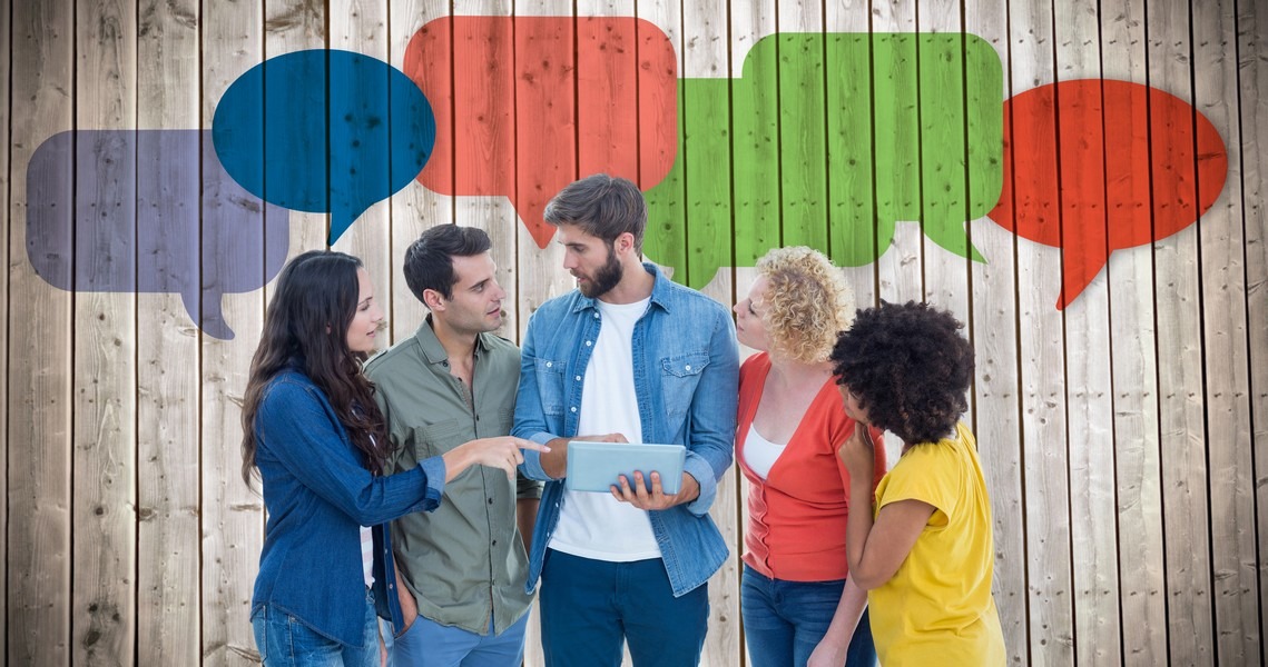 Évaluer, de façon informelle, les connaissances des collaborateurs sur les objectifs ou l’avancement d’un projet fait aussi partie de l’évaluation de l’impact d’un plan de communication (creativeart/Freepik).