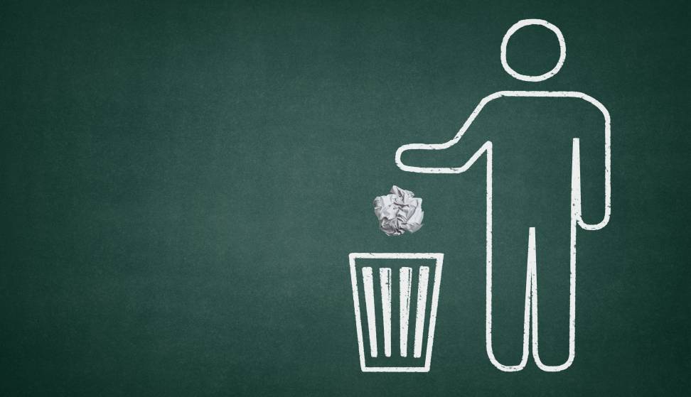 la trace n’est-elle pas parfois à préserver en priorité, et avant même le document ? (dashu83 / Freepik) poubelle-document