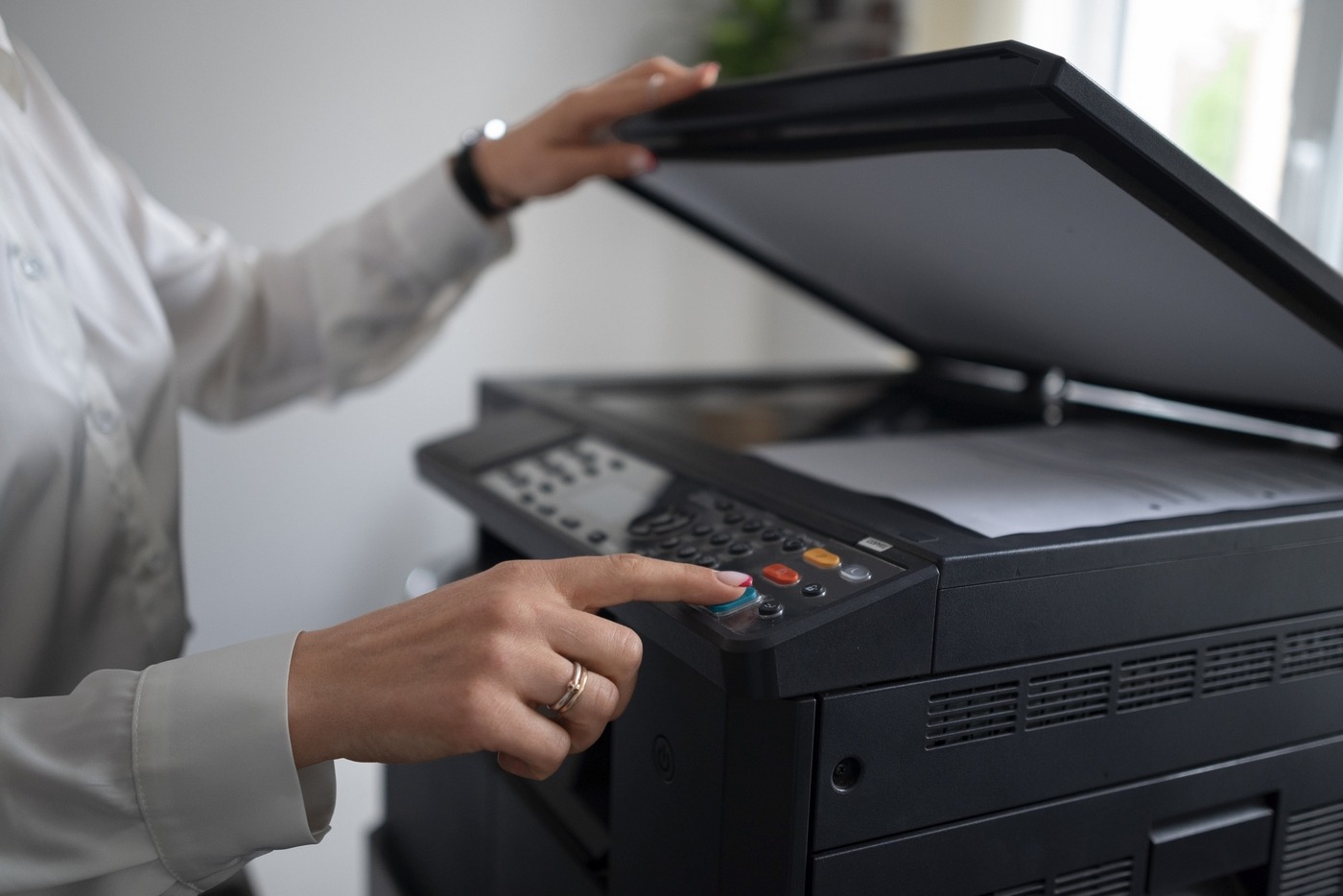 Bien que les scanners proposent des fonctionnalités de numérisation et de traitement documentaire avancées, les entreprises continuent de dépendre largement des copieurs multifonctions. (Freepik) Pratiques-numerisation-chiffres-actes