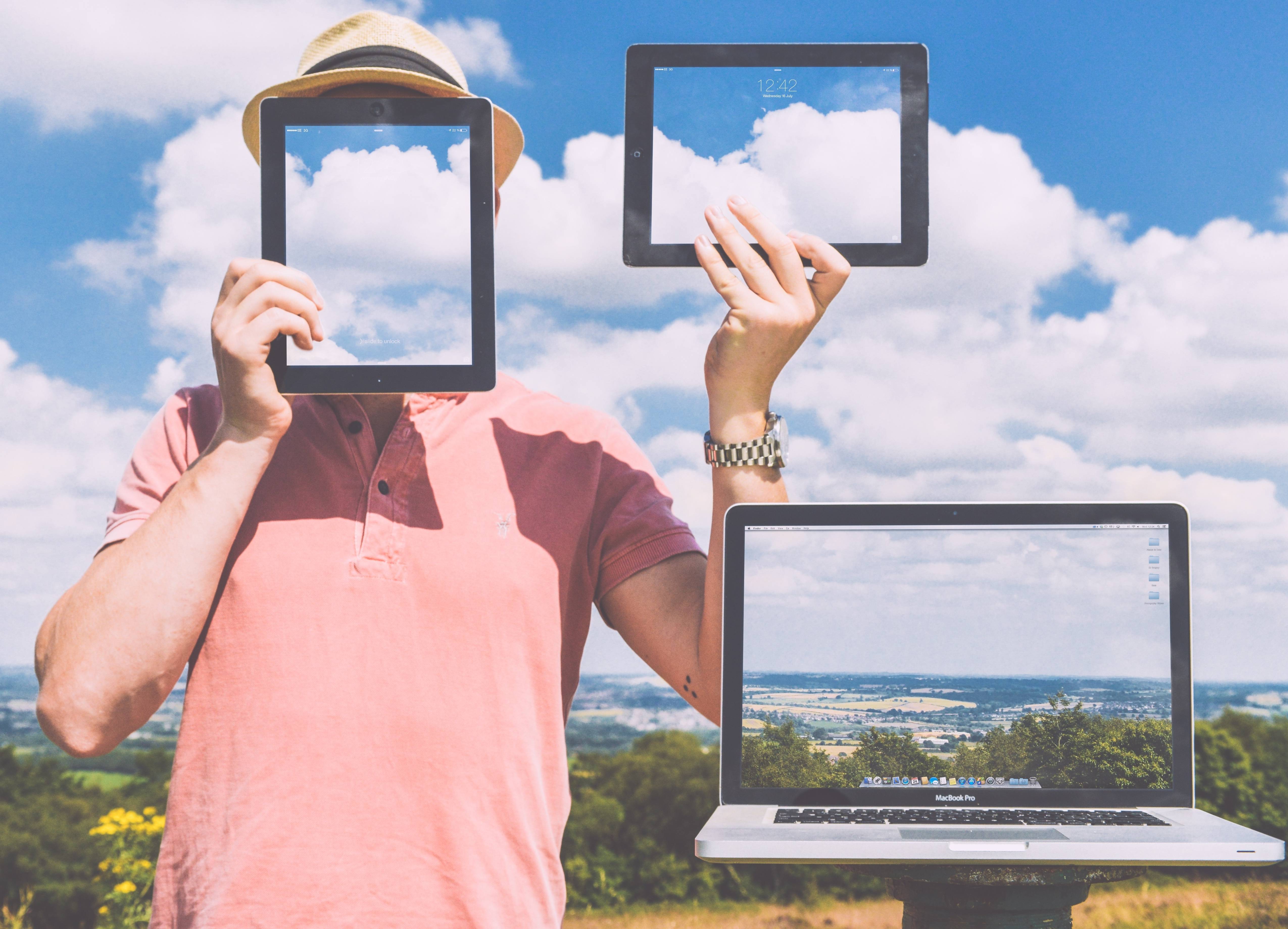 En attendant de connaître le nom du futur candidat 100 % numérique, le collectif Président numérique 2017 a déjà une grande ambition : « Faire passer la France dans le top 3 mondial » ! (Visual Hunt) homme-tablette-numerique