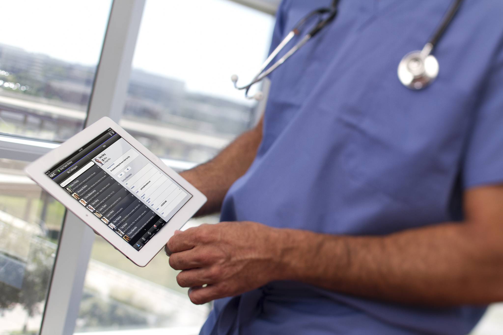 Cette ordonnance est bien de la déclinaison de l’article 1379 du Code Civil, relatif à la copie numérique à valeur probante, pour le domaine de la Santé. (NEC Corporation of America via Visual hunt / CC BY) hopital-tablette-medecin