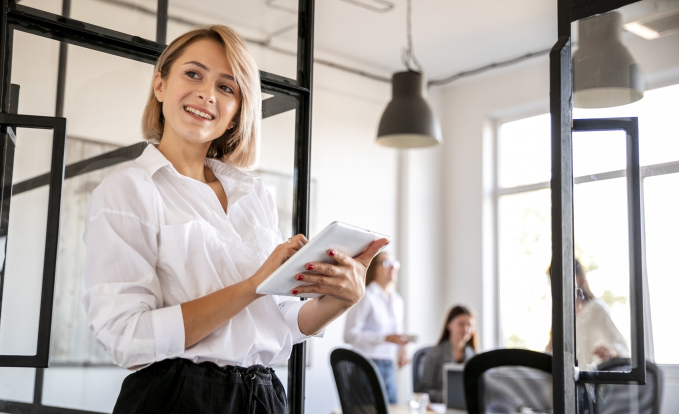 De nombreuses organisations, et en particulier les TPE et PME, utilisent encore une majorité de documents papier plutôt qu'électroniques. (Freepik) tpe-pme-dematerialisation