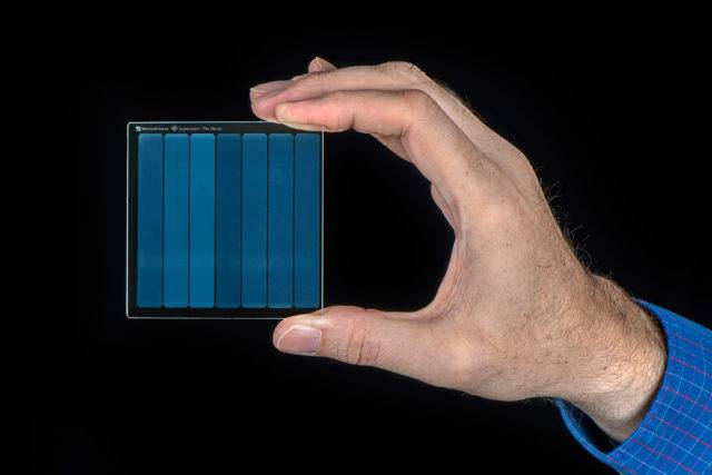 La plaque de verre conçue par Microsoft mesure 75 millimètres de côté pour 2 millimètres d’épaisseur. (Microsoft) microsoft_archivage_windows
