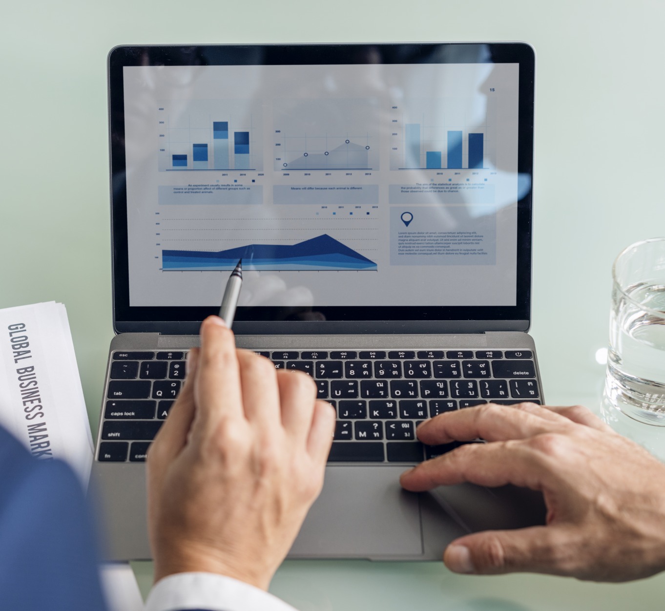 business-brainstorming-graphique-reporting-data-concept-donnees