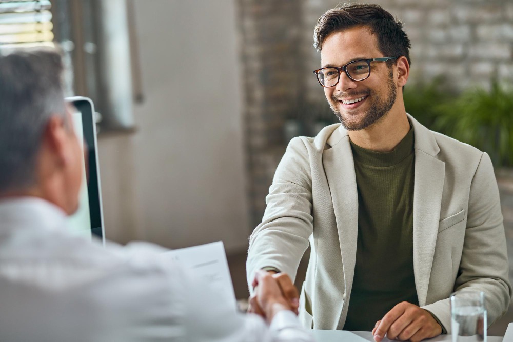 Il est important de savoir que contrairement aux idées reçues, le recrutement ne s'arrête pas en été. (Freepik/Drazen Zigic) Postuler-en-ete-bonne-mauvaise-idee