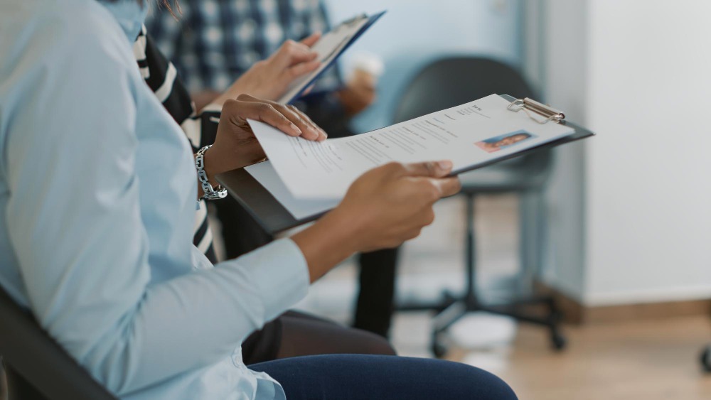L'Etat va créer 500 postes au sein de la filière numérique en 2024 (Freepik Premium / DC Studio) Plus-4000-postes-pourvoir-filiere-numerique-service-public
