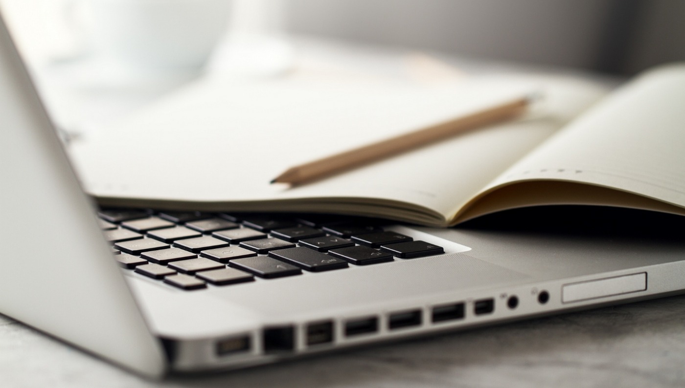 Construire un référentiel d'archivage électronique consiste à mettre en oeuvre un outil qui va plus loin que le référentiel d'archivage classique et qui permet d'administrer le référentiel lui-même. (Freepik/valeria_aksakova) référentiel-archivage-électronique-definition-méthode