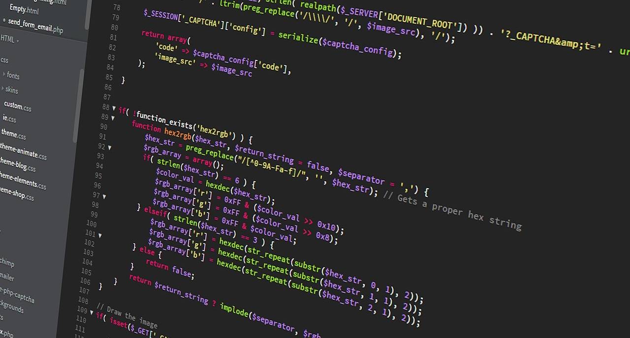 des lignes de codes apparaissent sur un écran d'ordinateur