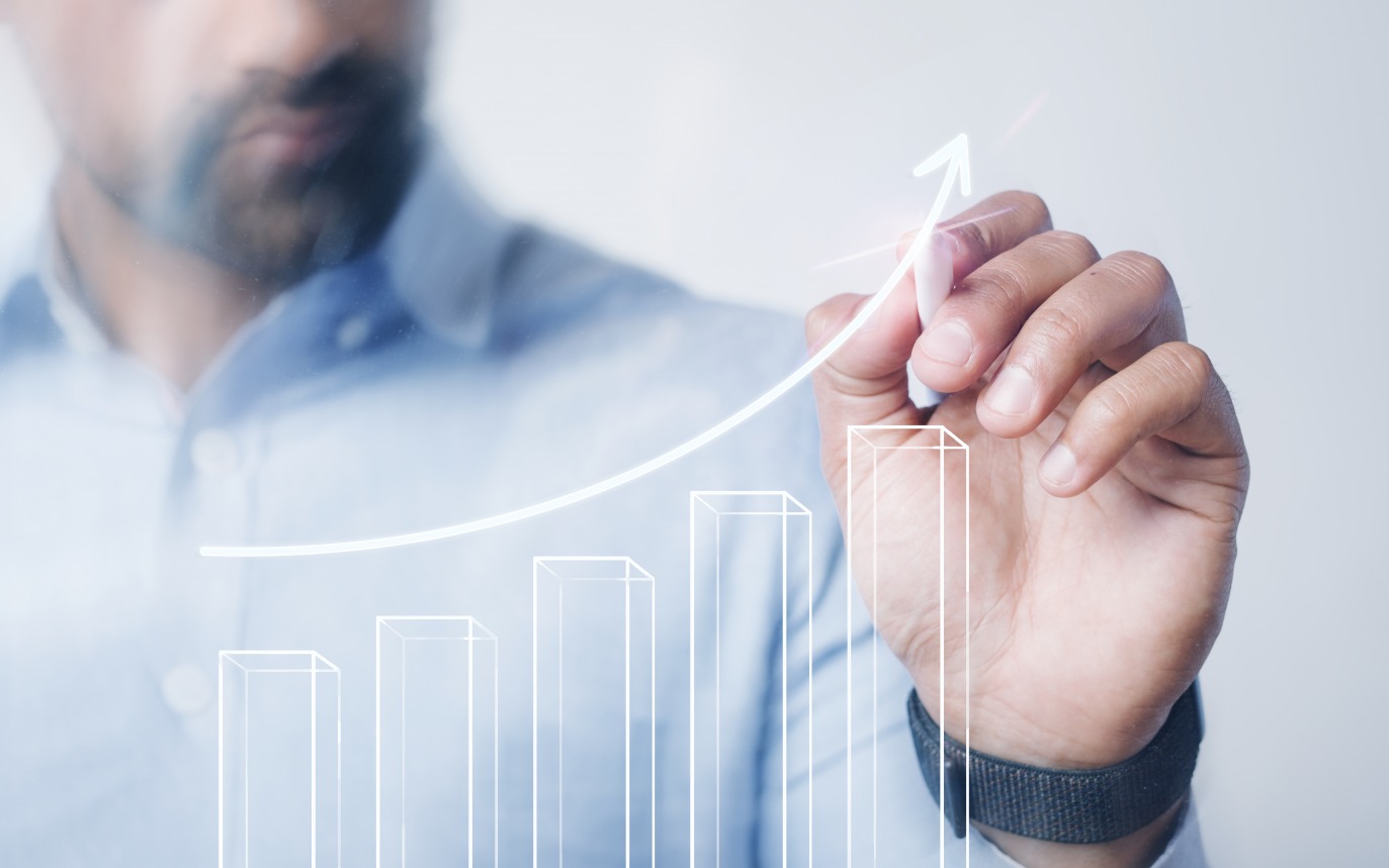 Alors que tous les voyants sont au vert pour Sages Informatique en 2022, le groupe corse compte bien poursuivre sa croissance et recruter de nouveaux talents cette année encore. (Freepik/rawpixel.com) homme-business-developpement-croissance-numerique-digital
