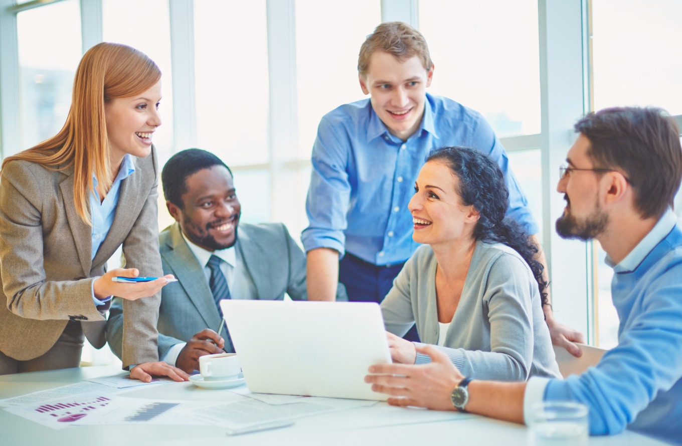 Prenant une importance grandissante au sein des organisations, le bien-être au travail est depuis longtemps une réalité pour Sages Informatique, récemment labellisé par Speak & Act. (Freepik/pressfoto) bureau-gens-heureux-collaborateurs-professionnels