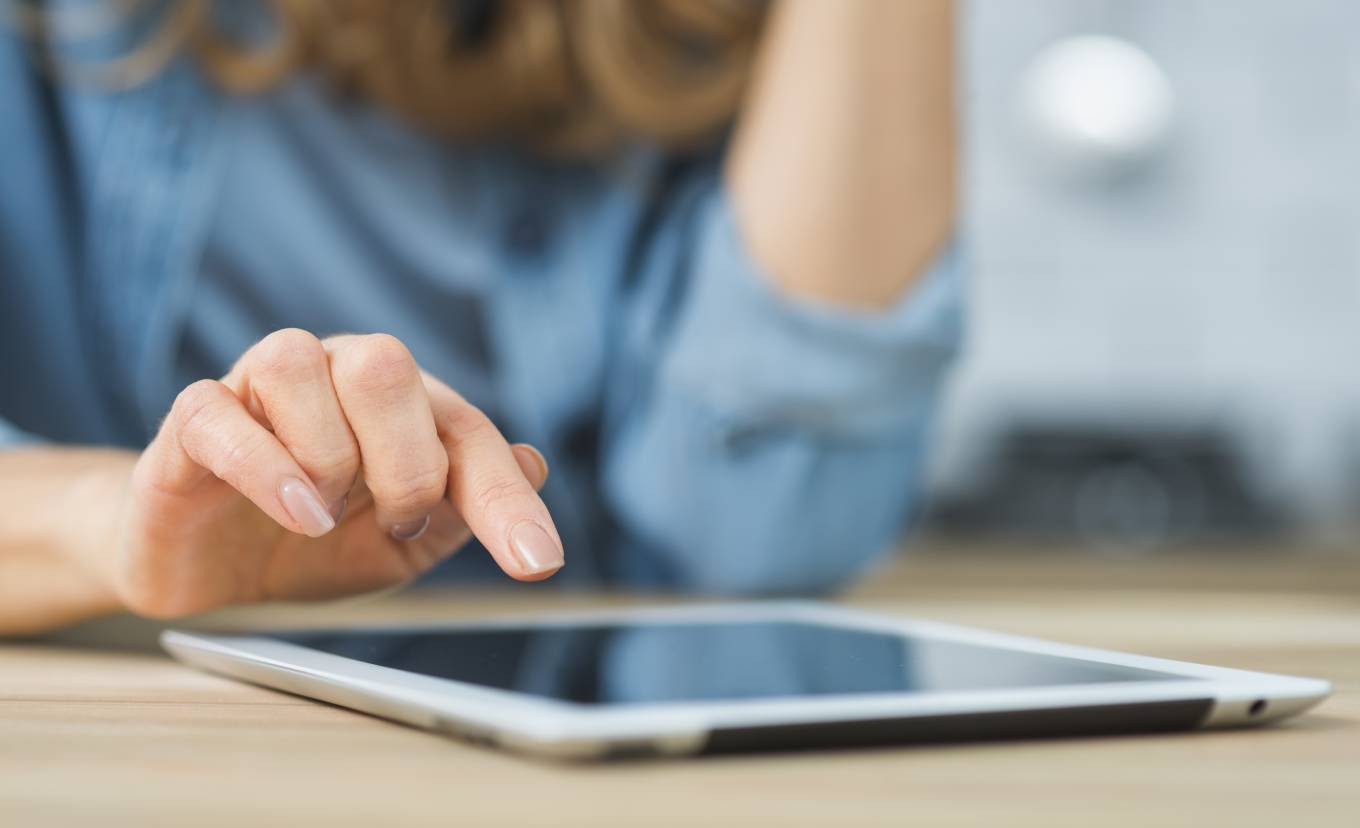 Découvrez les différentes solutions de signature électronique présentées par les éditeurs sur les stands des Salons Solutions 2019. (Freepik) signature-electronique-tablette