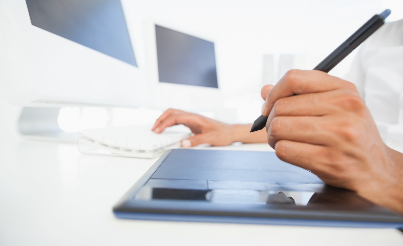 designer-travaillant-au-bureau-en-utilisant-le-numeriseur