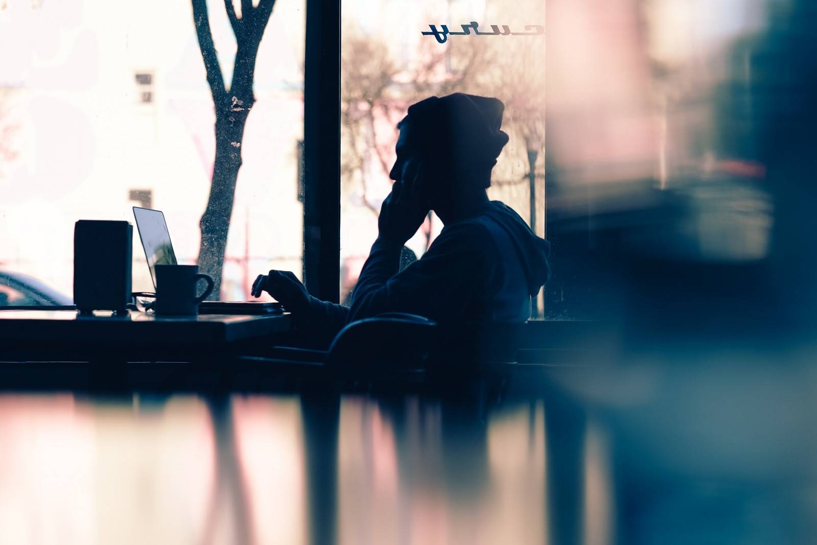 Pour faire le point sur ces nouvelles règles encadrant les données personnelles et sur la bonne méthode pour se mettre en conformité, cinq invités seront présents et répondront aux questions de l’assemblée. (Photo via Visualhunt) cafe-ordinateur