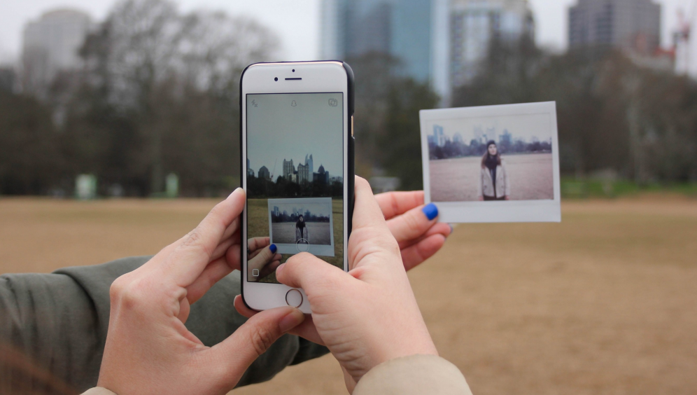 Que vous souhaitiez scanner des documents de travail ou des photos de famille, les applications présentées ici offrent de multiples atouts, selon votre besoin ! Découvrez celle qui vous convient le mieux. (Photo via Rachael Crowe via Visualhunt.com) smartphone-scanner