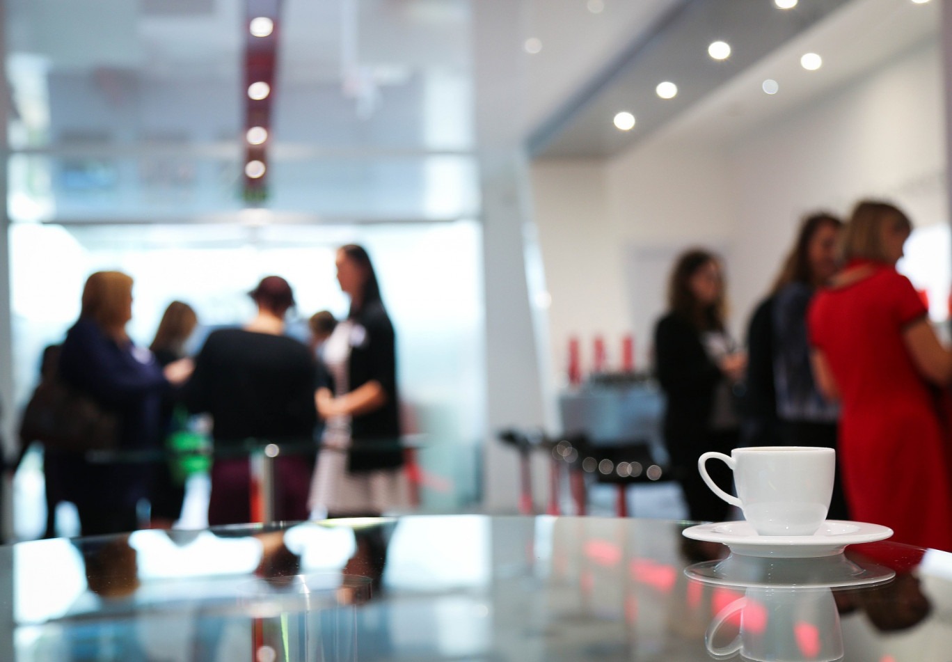 Personnes autour d'un café