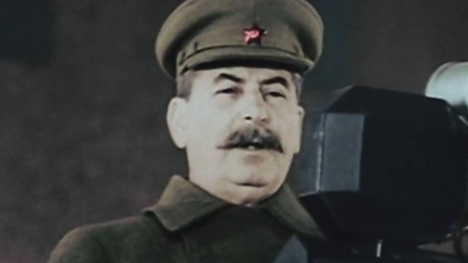 Staline prononçant un discours lors de la manifestation qui s'est tenue sur la place Rouge de Moscou en novembre 1941. (DR)