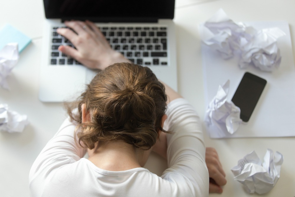 La surcharge informationnelle, côté obscur du travail à l'ère numérique (Freepik Premium / yanalya) numerique-source-stress-salaries