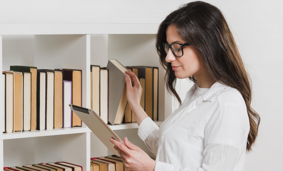 femme-bibliothequenumerique-livre-tablette-connaissances-gestion-cyberlibris