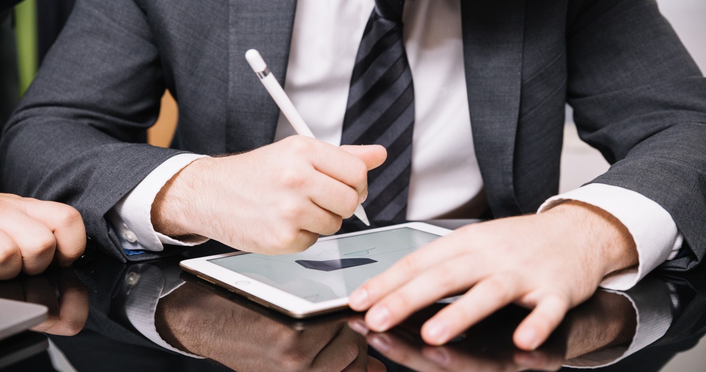patron-employe-coworking-signature-tablette