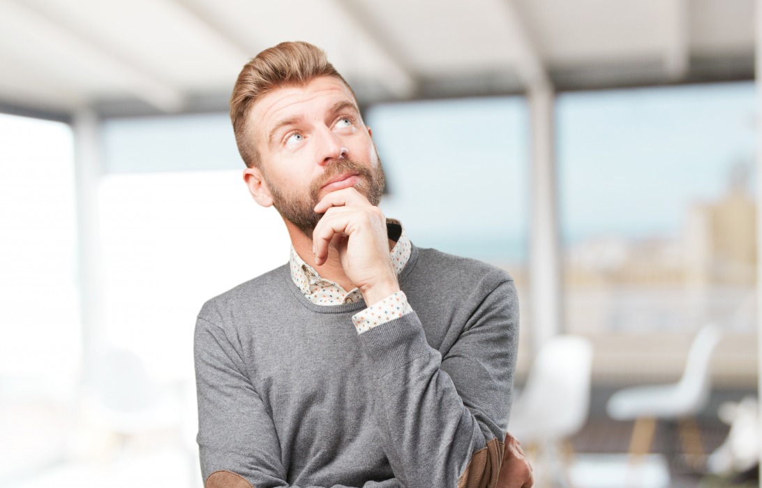 homme-professionnel-bureau-interrogatif-questions