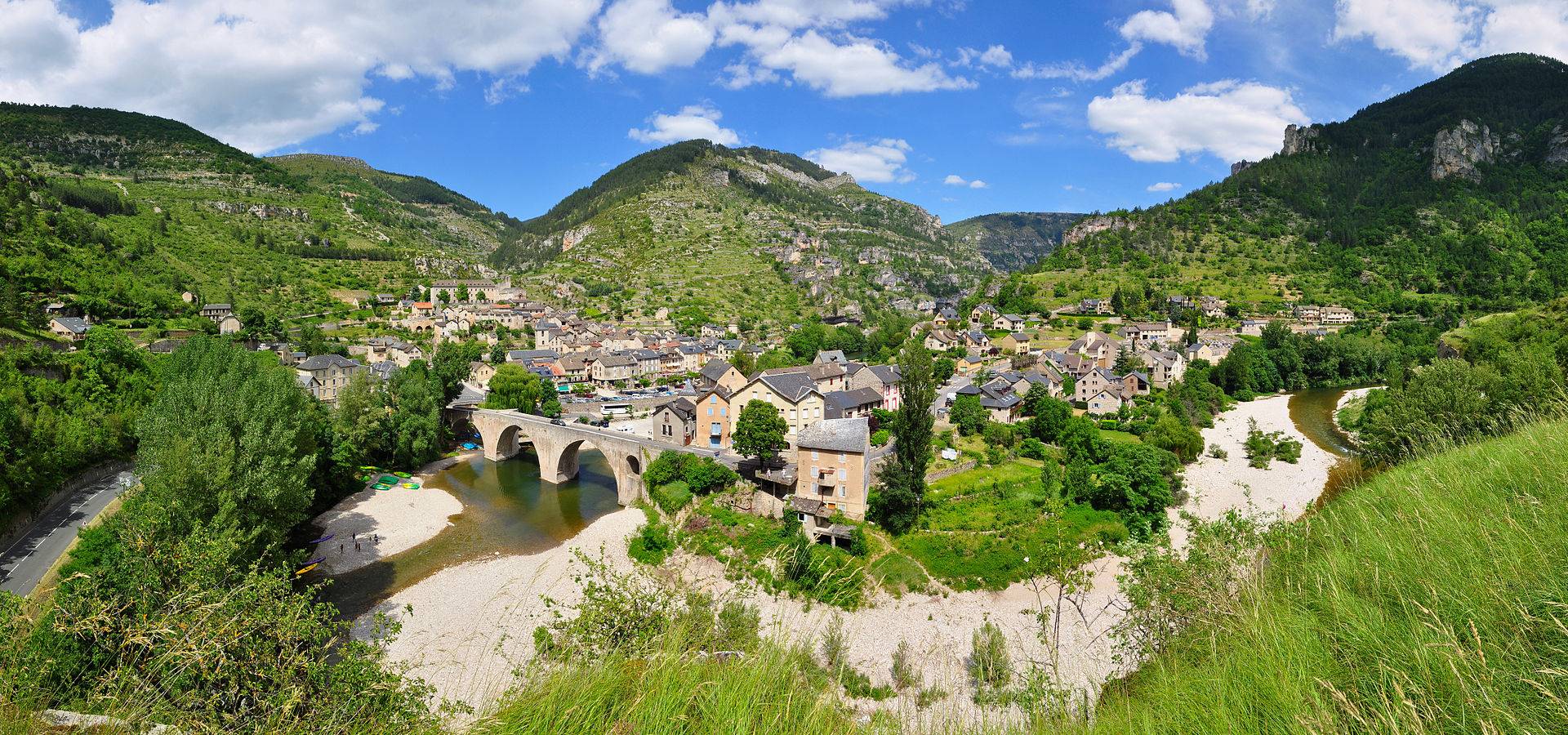 TourisBot souhaite faire découvrir une nouvelle forme de tourisme, loin des sentiers battus. Ici, le petit village de Sainte-Enimie, en Lozère, à l'entrée des Gorges du Tarn. (CC BY-SA 3.0 - Tobi 87) sainte-enimie