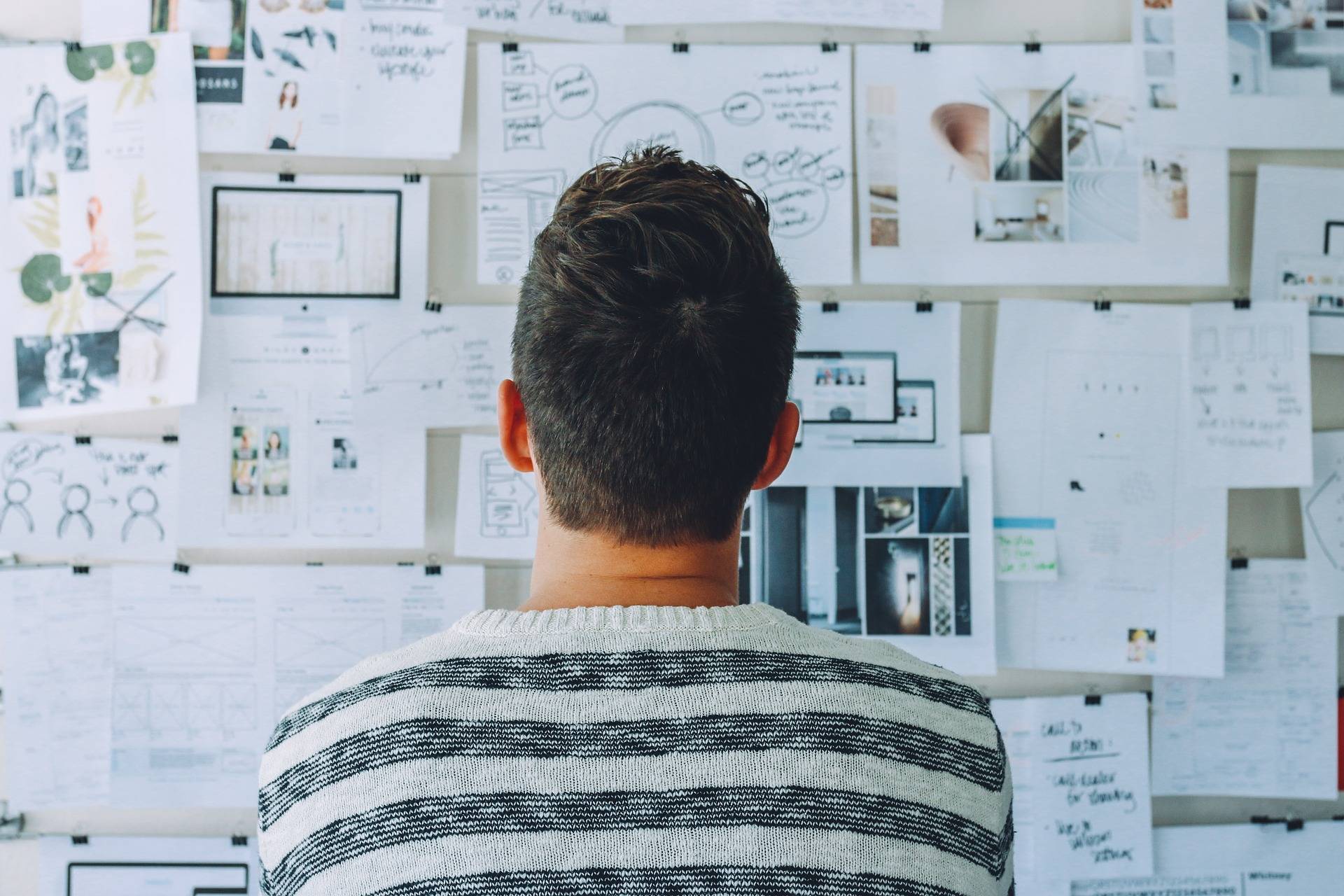 Grâce à ce nouveau mode de fonctionnement, l’agent conseiller gagne environ une heure de travail par jour et les notes qu’il fournit pour chaque entretien sont plus détaillées et plus complètes. (Pixabay/Pexels) technologie