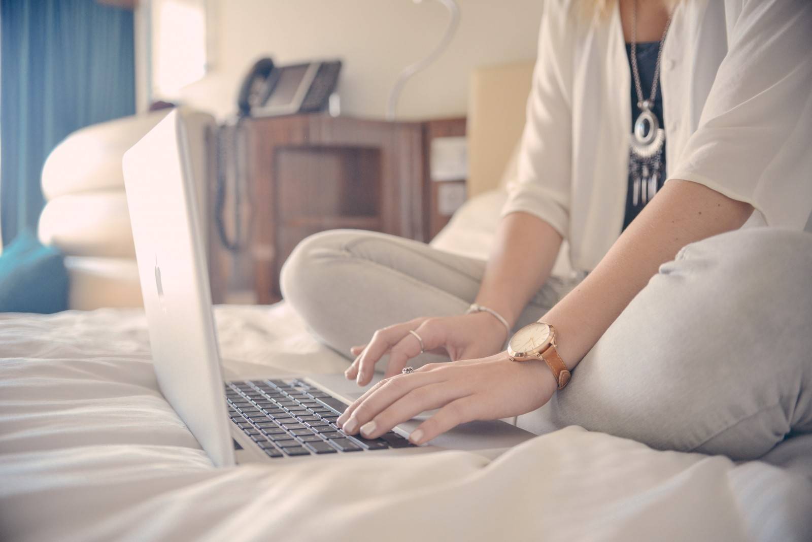 Selon Amandine Brugière, le "télétravail gris" est un "télétravail informel et pas toujours encadré par un contrat de travail". (Visual Hunt) lit_ordinateur-teletravail