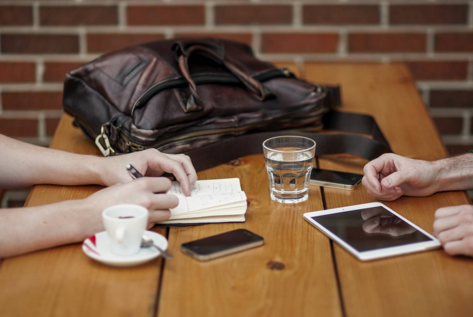 L'enquête révèle aussi que 15 % des salariés utilisent leurs appareils personnels pour accéder à des données professionnelles (illustration VisualHunt) Un table de café couverte d'outils de travail en mobilité (smartphone, laptop...)