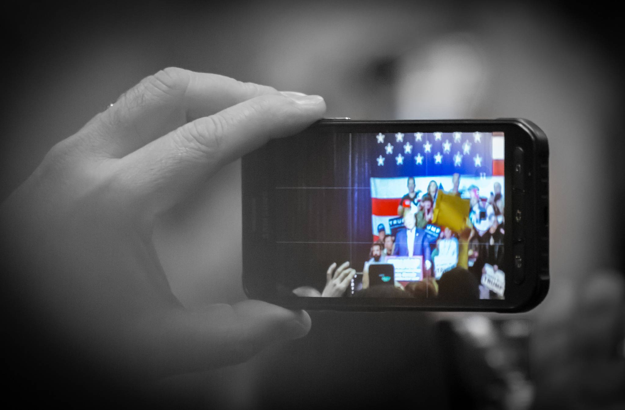 Depuis la création de son compte personnel en 2009, @realdonaldTrump, Donald Trump a publié plus de 34 000 tweets. Suivi par plus de 20 millions de followers, il n'est de son côté, abonné qu'à 41 comptes. (Darron Birgenheier via VisualHunt / CC BY-SA) trump-phone