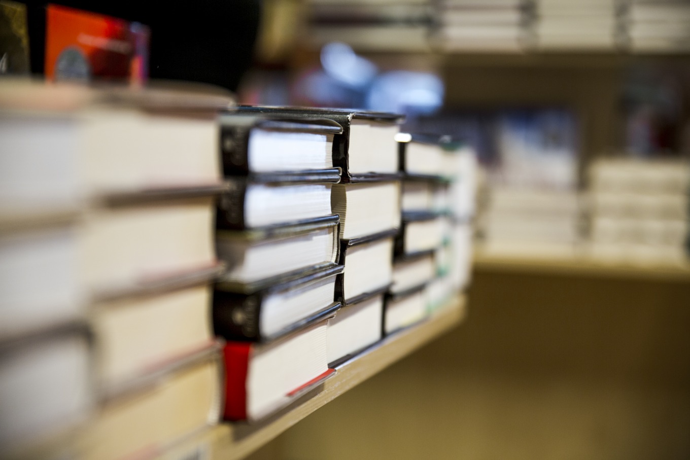 La demi-journée "Patrimoine en lumière : Faire parler les Archives pour transmettre la richesse du passé" aura lieu le 3 avril dès 9h30. (Freepik) archives-livres-recherche-patrimoine