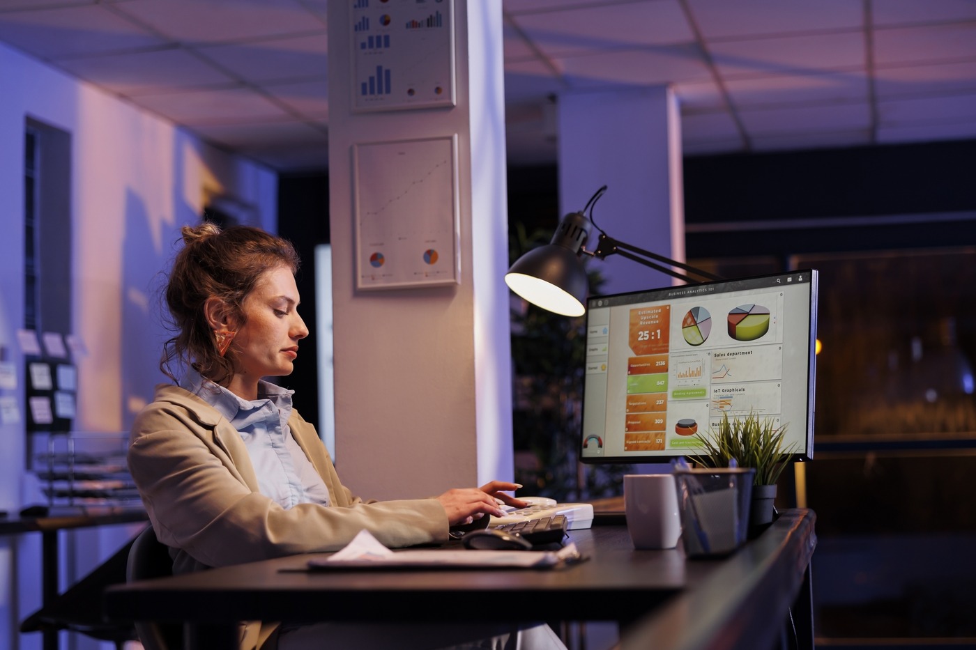 Le monde de la veille s'est emparé très tôt de l'intelligence artificielle et les éditeurs spécialisés l'intègrent déjà dans leurs solutions. (freepik/DCStudio) Veille-e-reputation-IA-generative-envahit-solutions