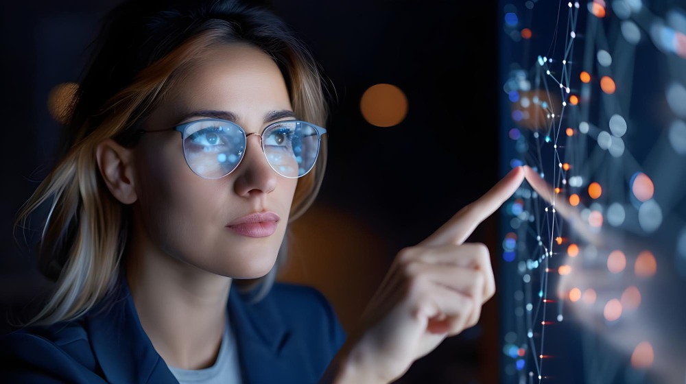 Une femme regarde un écran