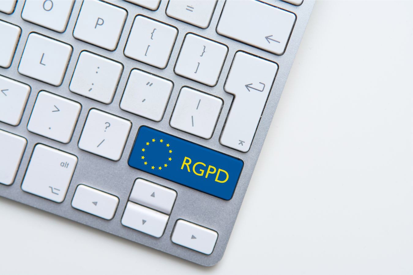 C’est généralement le DPO de la structure qui tient le registre des activités de traitement de données personnelles mises en œuvre, prévu à l’article 30. (Canva) rgpd-veille-regles-juridiques