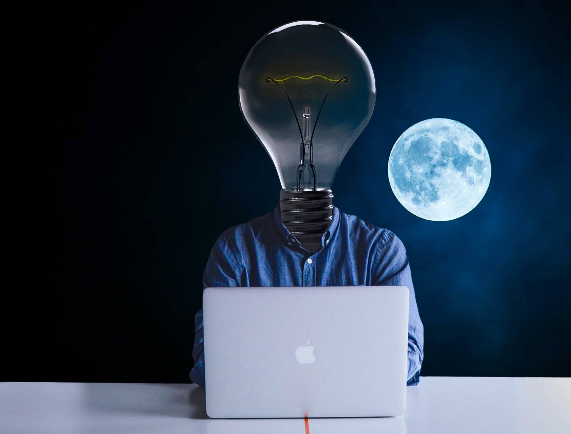 Il est loin le temps où il fallait se battre pour trouver des informations. Face à la multiplication des ressources, il n’est plus possible de viser l’exhaustivité. (Pixabay/mohamed_hassan) ordinateur-nuit-lune