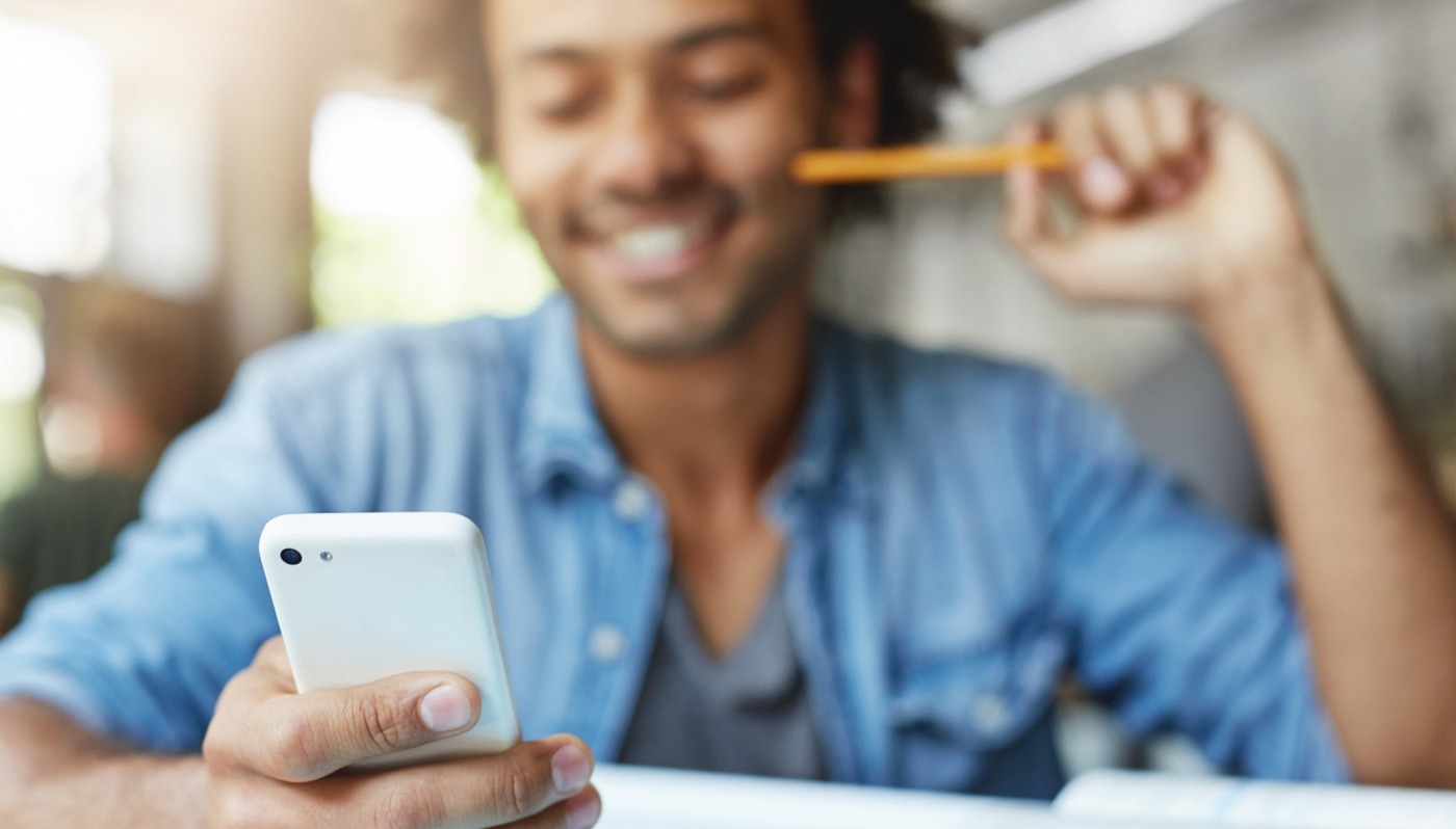 Avec le CCM, il s’agit de « suivre » le client, de manière proactive, via son ordinateur et son smartphone. (Freepik/Wayhomestudio) vente-client-editique-ccm