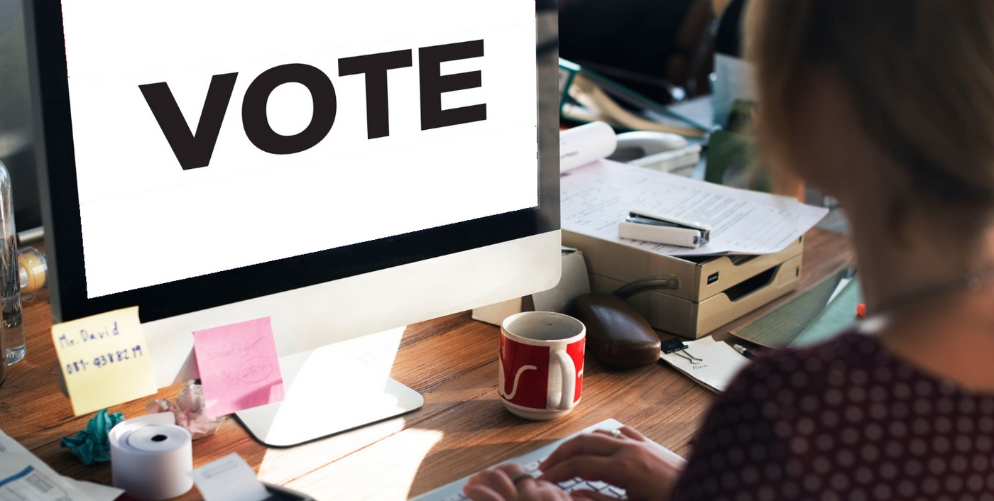 Il existe de multiples formules de vote électronique : le vote en ligne intégral, le vote à l’urne, des élections par correspondance ou bien une solution mixte. (Freepik/rawpixel.com) vote-electronique-election-comparatif