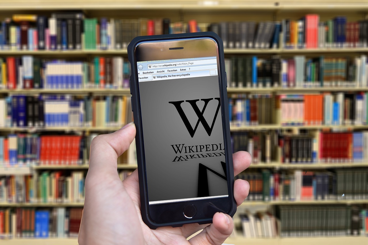 La version francophone de Wikipédia propose près de 2,4 millions d'articles (Pixabay / geralt) Zemmour, Elisabeth II, Ronaldo, Messi, Belmondo : les 5 articles les plus consultés sur Wikipédia
