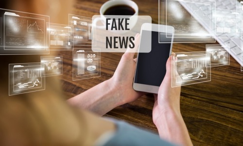 Malgré les progrès de l'IA, les outils d'IA générative échouent près de deux fois plus souvent qu'il y a un an à distinguer les faits des fausses informations (Freepik).