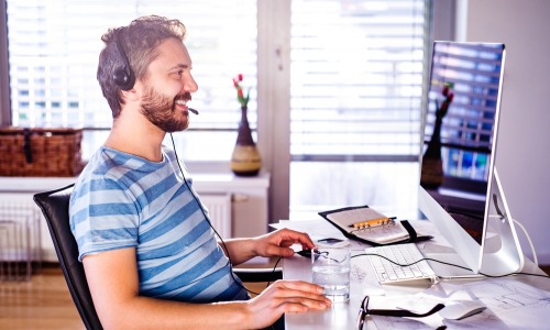 Avec le bon équipement sur le lieu de travail, beaucoup de choses sont plus faciles à faire (crédits : Halfpoint /Shutterstock)) aménagement_bureau_télétravail