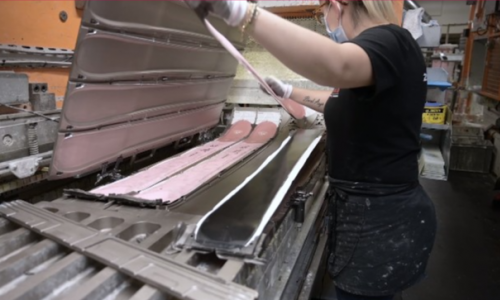 Fabrication de skis au sein de l'entreprise Dynastar(Rossignol) en Haute-Savoie (Cinémathèque des Pays de Savoie et de l’Ain) Entre2prises, un projet d'archives audiovisuelles de l'industrie